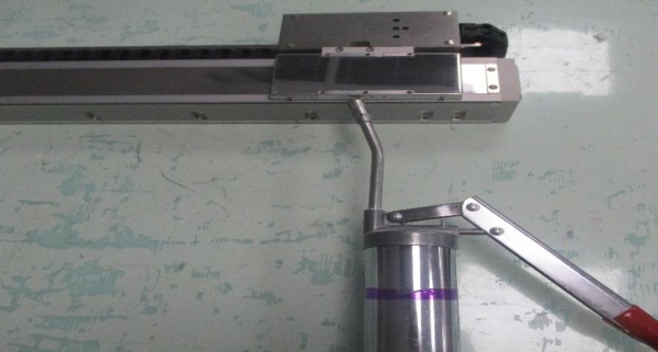 直線電機打油.jpg